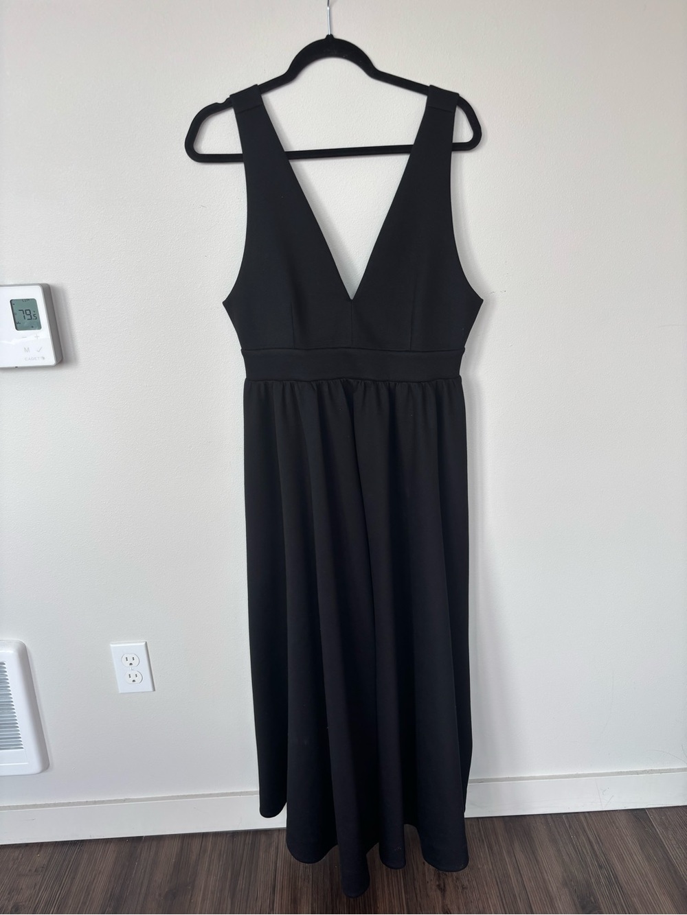 Black V-Neck Sleeveless Midi Dress
